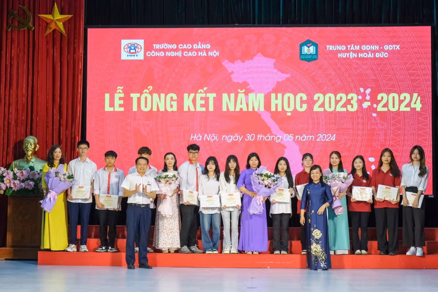 TS.NGƯT Phạm Xuân Khánh và cô Trần Thị Hải Yến tuyên dương, khen thưởng giáo viên, học sinh có thành tích cao của nhà trường.