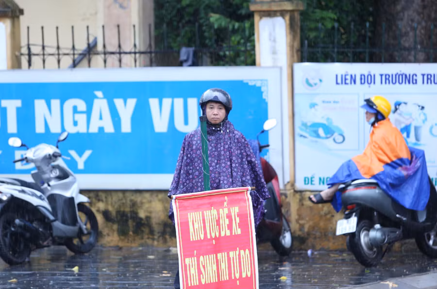 Tâm trạng hồi hộp của phụ huynh dưới mưa đợi thí sinh tại Điểm thi trường THPT Ngô Sĩ Liên (thành phố Bắc Giang). Tâm trạng hồi hộp của phụ huynh dưới mưa đợi thí sinh tại Điểm thi trường THPT Ngô Sĩ Liên (thành phố Bắc Giang).