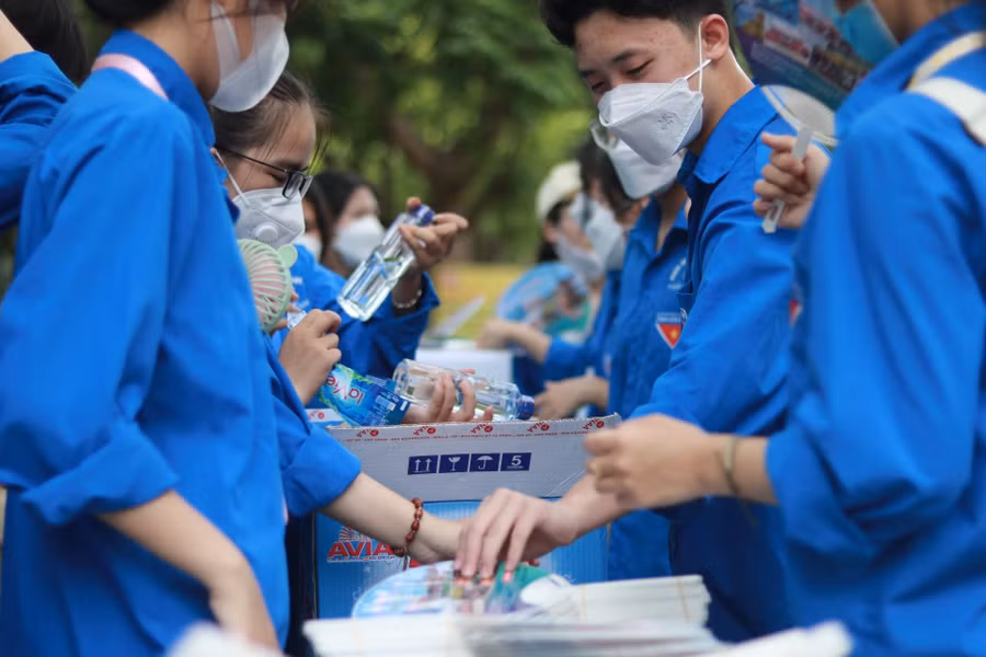 Tình nguyện viên chuẩn bị những món quà ý nghĩa, động viên thí sinh tại điểm thi Trường THPT Lục Nam (huyện Lục Nam).