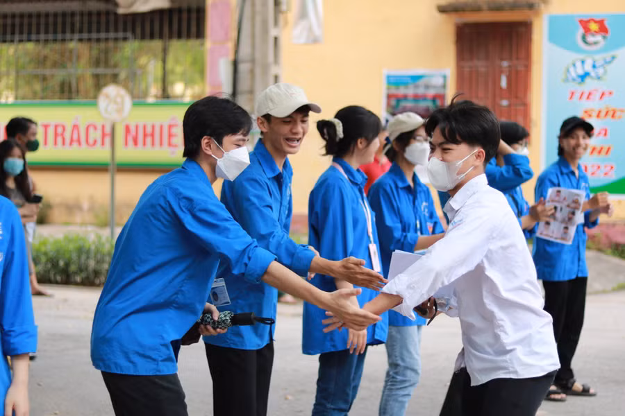 Động viên thí sinh tại Điểm thi trường THPT Lục Nam (huyện Lục Nam) tự tin, bình tĩnh làm bài thi tốt.