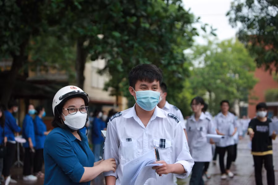 Niềm vui sau bài thi môn Toán của thí sinh tại Điểm thi trường THPT Chuyên Bắc Giang.