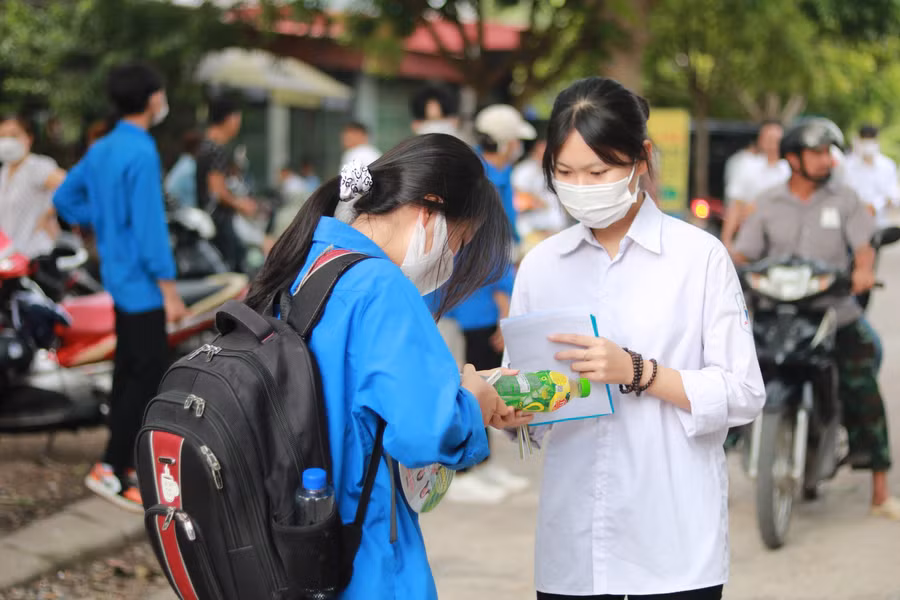 Chai nước mát miễn phí từ tình nguyện viên "tiếp sức" thí sinh làm bài thi môn Toán chiều 7/7 tại điểm thi Trường THPT Lục Nam.