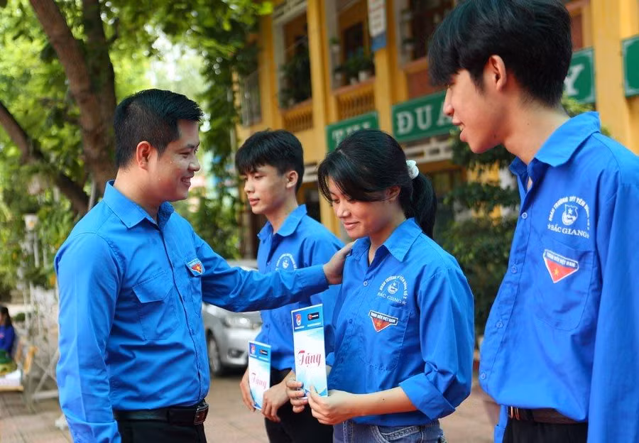 Lãnh đạo Tỉnh Đoàn Bắc Giang động viên tình nguyện viên tham gia tiếp sức mùa thi.