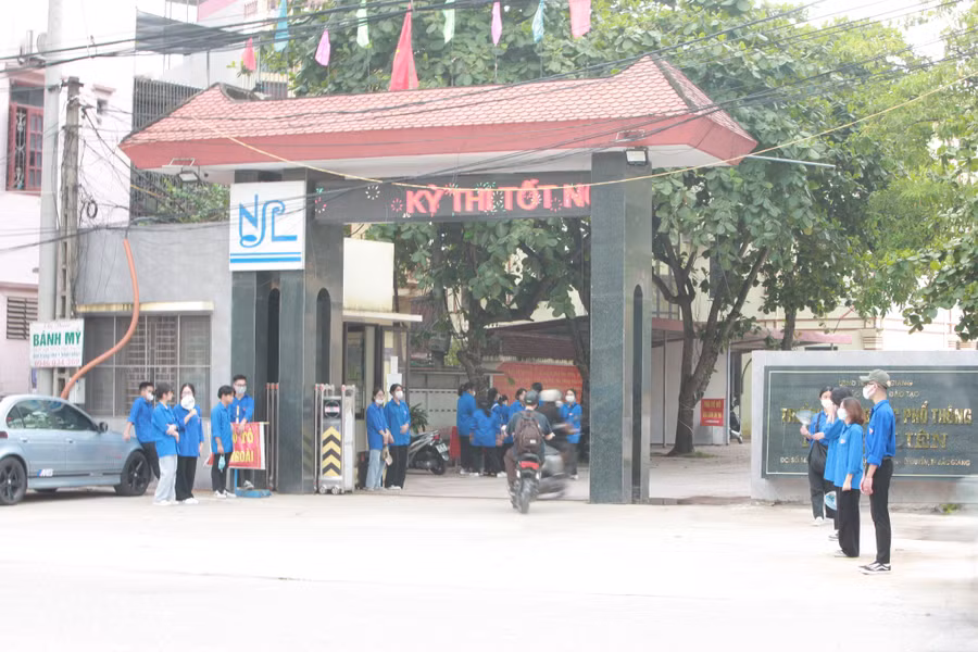 Bên ngoài Điểm thi trường THPT Ngô Sĩ Liên (thành phố Bắc Giang) luôn có lực lượng tình nguyện viên túc trực.