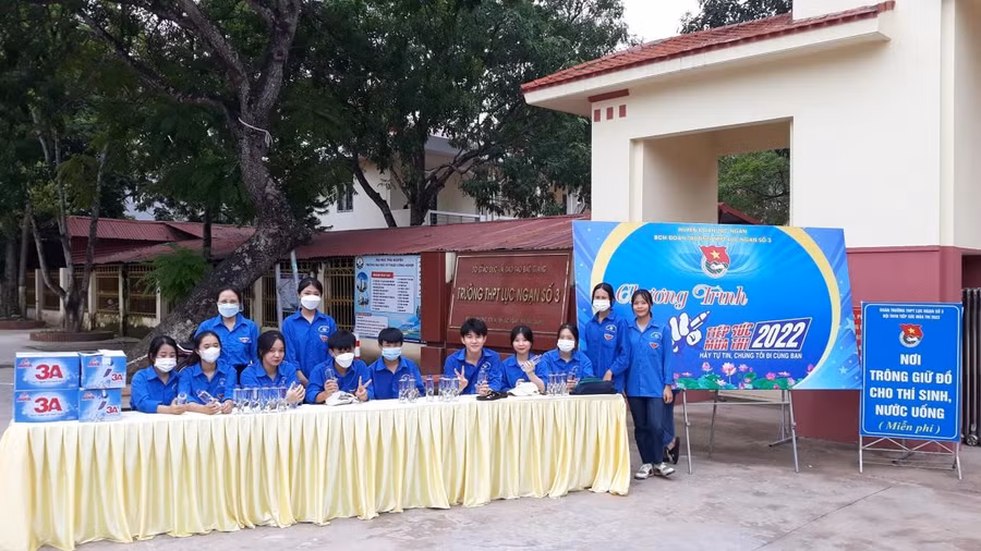 Tình nguyện viên tại Điểm thi trường THPT Lục Ngạn số 3 sẵn sàng hướng dẫn thí sinh.