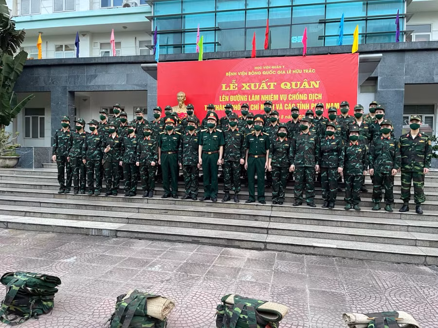 Lễ xuất quân của anh và các đồng đội. Ảnh NVCC.
