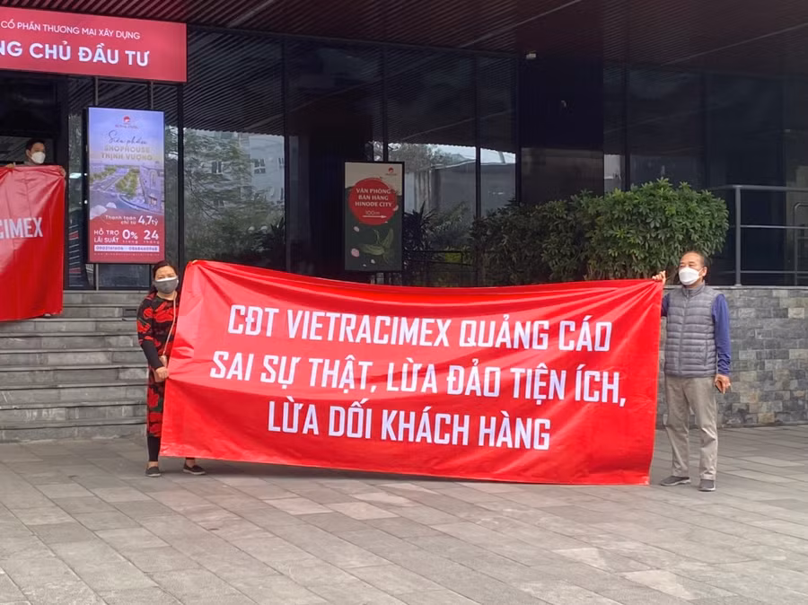 Băng rôn cư dân Hinode treo trước cửa toàn nhà chung cư. 