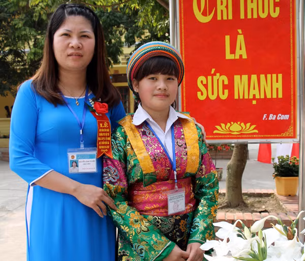 Sùng Thị Chấu (bên phải) cùng cô giáo dạy môn Địa lý.