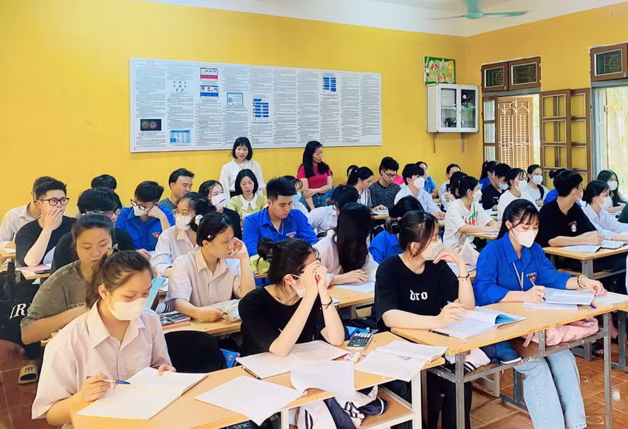 Học sinh Trường THPT Tân Sơn (Phú Thọ) ôn thi tốt nghiệp THPT 2023.