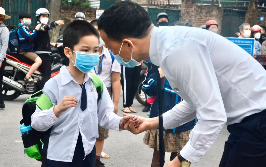 Thầy Đặng Vũ Hiệp – giáo viên Trường Tiểu học Đoàn Kết (quận Long Biên – TP. Hà Nội) đón và trò chuyện cùng học sinh. Ảnh Ngô Chuyên. Thầy Đặng Vũ Hiệp – giáo viên Trường Tiểu học Đoàn Kết (quận Long Biên – TP. Hà Nội) đón và trò chuyện cùng học sinh. Ảnh Ngô Chuyên.