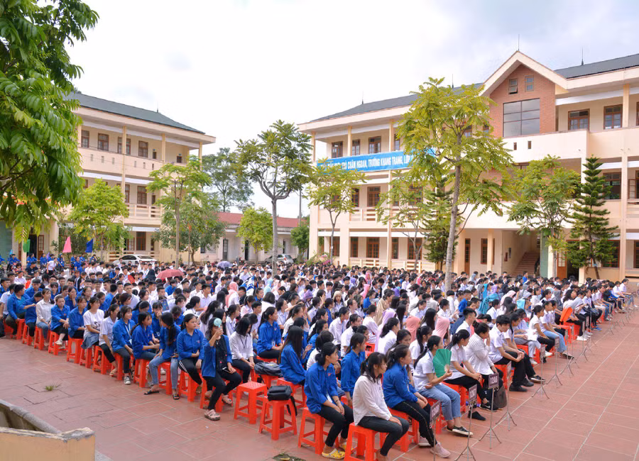 Toàn cảnh buổi sinh hoạt dưới cờ của học sinh Trường THPT Đồng Đăng. Ảnh NTCC.