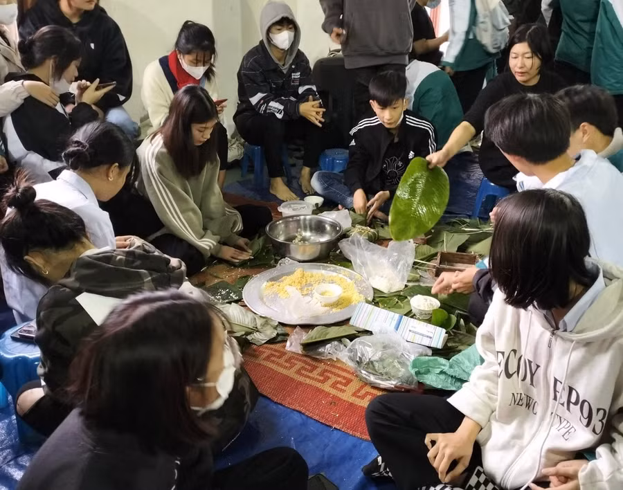 Học sinh Trường THPT Kim Sơn B gói bánh chưng. Học sinh Trường THPT Kim Sơn B gói bánh chưng.