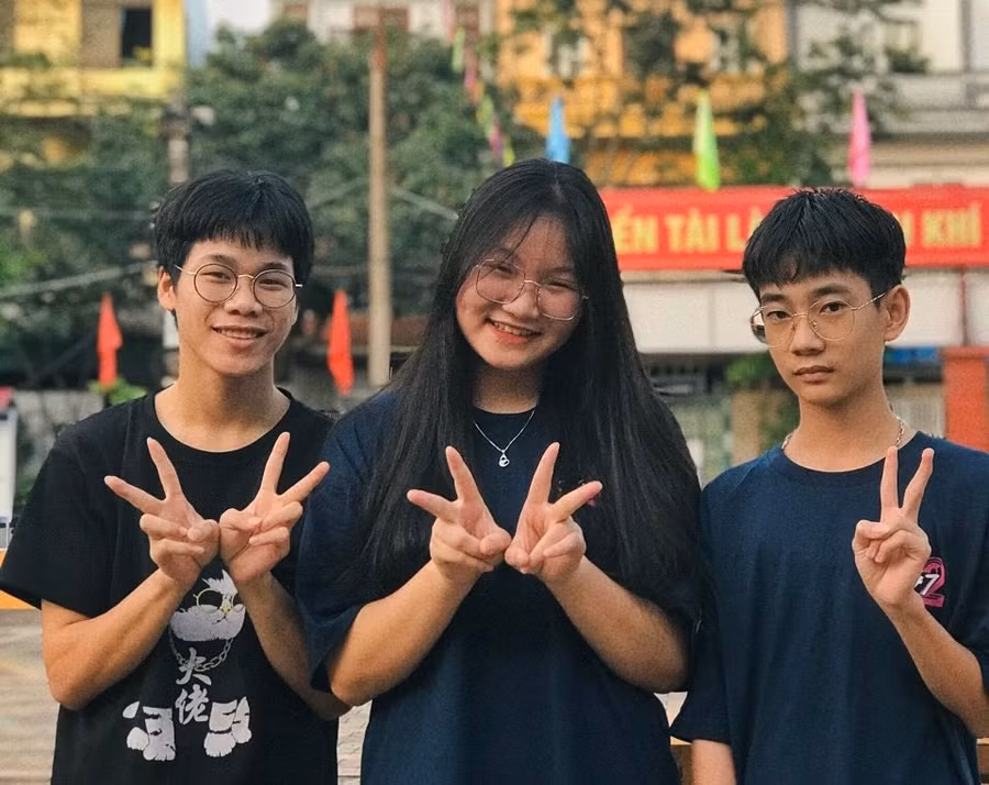 Nam sinh Long Tiến Thắng (bên phải) - học sinh lớp 12A Trường THPT DTNT tỉnh Lạng Sơn (TP. Lạng Sơn, tỉnh Lạng Sơn).