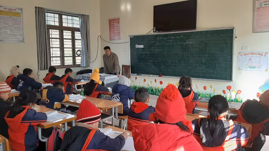 Thầy trò Trường Phổ thông dân tộc bán trú Tiểu học Đồng Giáp (huyện Văn Quan, tỉnh Lạng Sơn) trong buổi học đầu tiên. Ảnh NTCC.