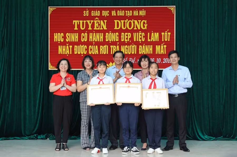 Sở GD&ĐT Hà Nội tặng bằng khen cho các em học sinh có hành động đẹp tại trường THCS Bồ Đề (quận Long Biên)
