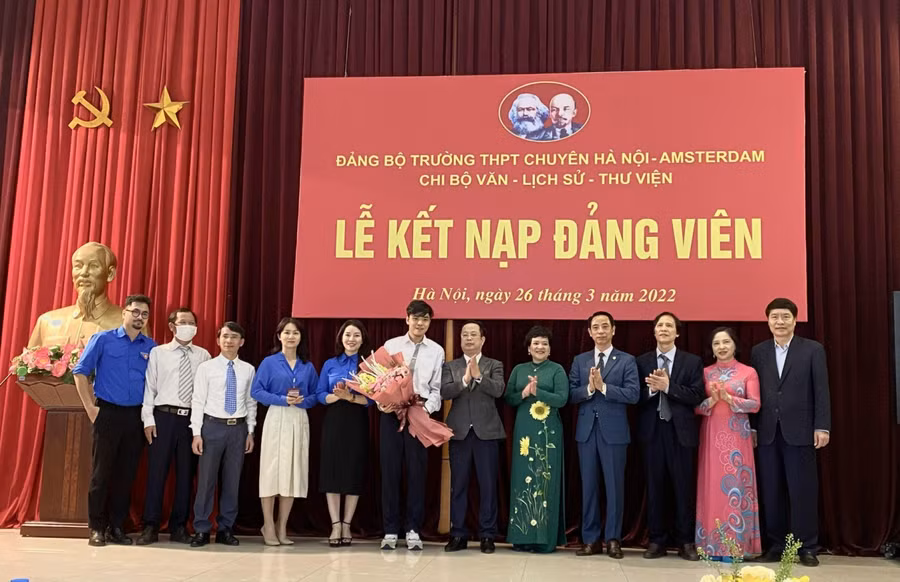 Các thầy cô giáo chúc mừng đảng viên mới Đỗ Hoàng Quốc Bảo.