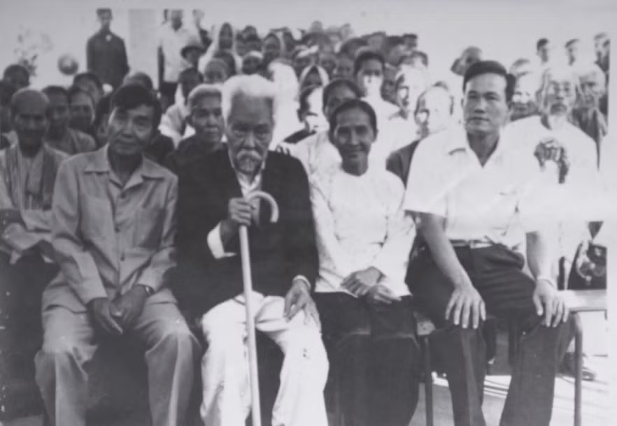Ông Chín Côn trong lần họp mặt cán bộ lão thành ở Huyện ủy Gò Công Đông (Tiền Giang) Ông Chín Côn trong lần họp mặt cán bộ lão thành ở Huyện ủy Gò Công Đông (Tiền Giang)