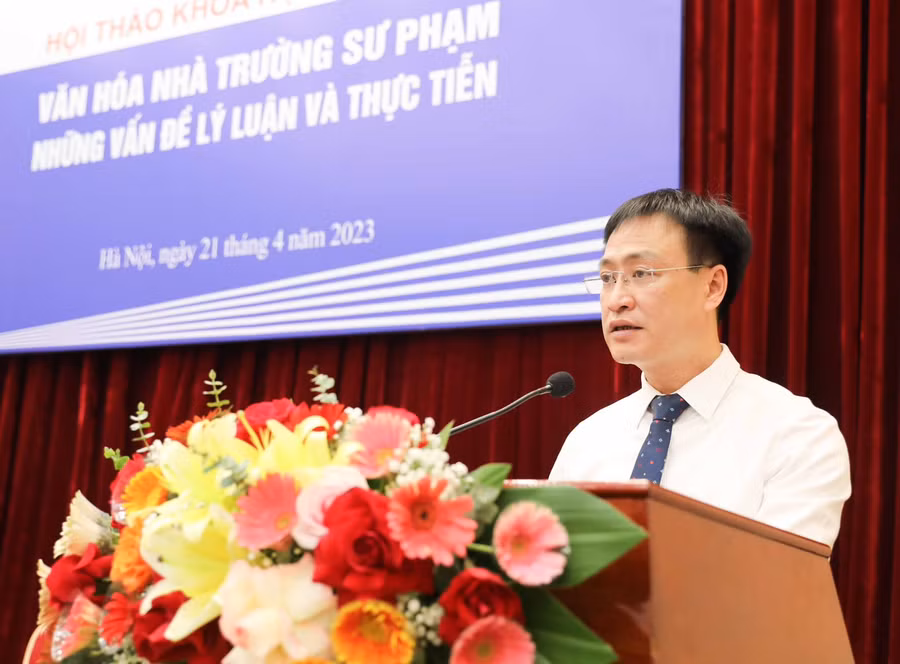 Ông Nguyễn Nhật Tân - Chủ tịch Công đoàn Trường Đại học Sư phạm Hà Nội phát biểu đề dẫn tại hội thảo.