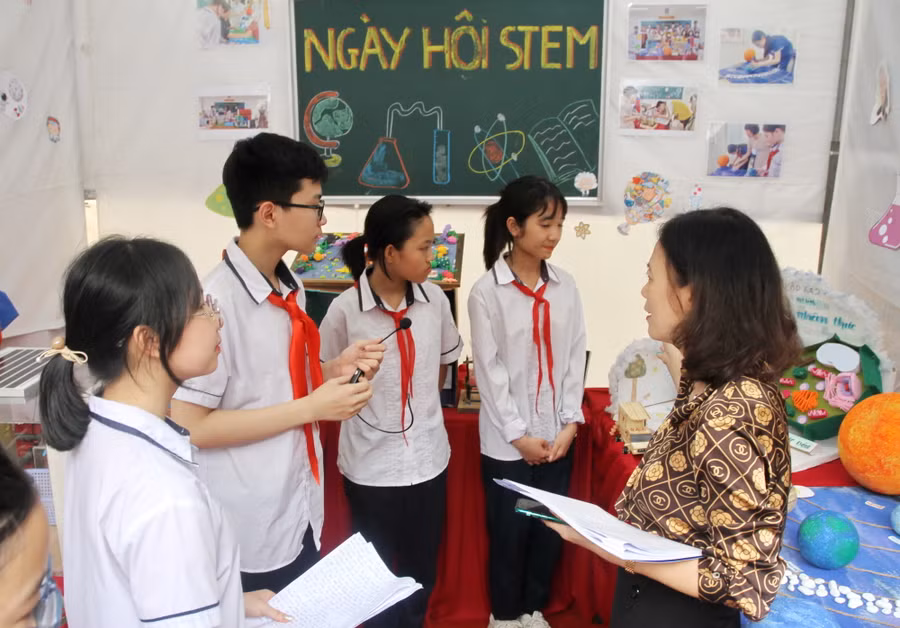 Học sinh trình bày các đề tài tại gian trưng bày. Học sinh trình bày các đề tài tại gian trưng bày.