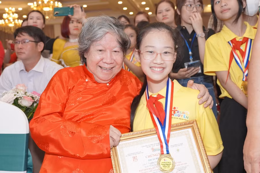 Học sinh hào hứng tham dự cuộc thi. Học sinh hào hứng tham dự cuộc thi.
