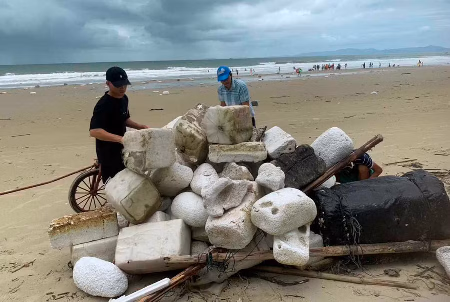 Phao xốp được thu gom mang đi xử lý theo quy định.