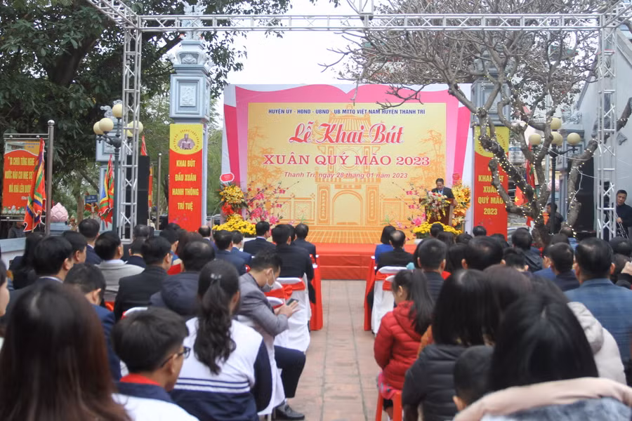 Khai bút đầu xuân là nét đẹp văn hoá của dân tộc, có ý nghĩa thiêng liêng đề cao sự học dịp đầu năm mới. Khai bút đầu xuân là nét đẹp văn hoá của dân tộc, có ý nghĩa thiêng liêng đề cao sự học dịp đầu năm mới.