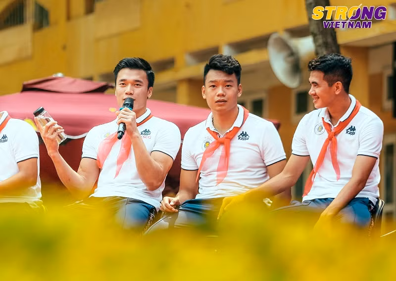 Thủ môn quốc dân Bùi Tiến Dũng khiến nhiều em học sinh phấn khích với phần trả lời của mình Thủ môn quốc dân Bùi Tiến Dũng khiến nhiều em học sinh phấn khích với phần trả lời của mình