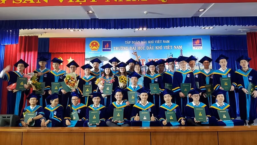 Sinh viên PVU khóa 4 nhận bằng tốt nghiệp