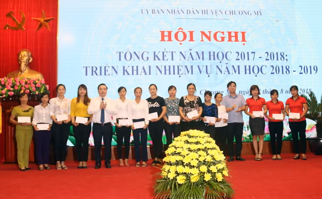 Giám đốc Sở GD&ĐT Hà Nội Chử Xuân Dũng trao hỗ trợ cho các cán bộ giáo viên bị thiệt hại do mưa lũ