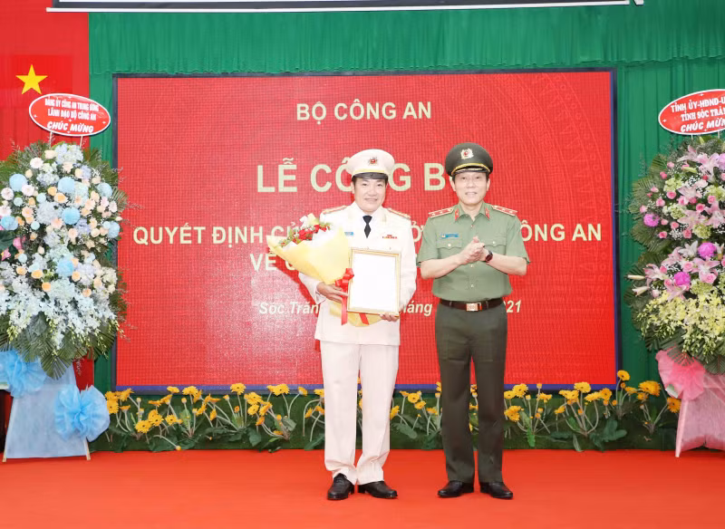 Thứ trưởng Lương Tam Quang trao Quyết định và tặng hoa chúc mừng Đại tá Lâm Thành Sol.