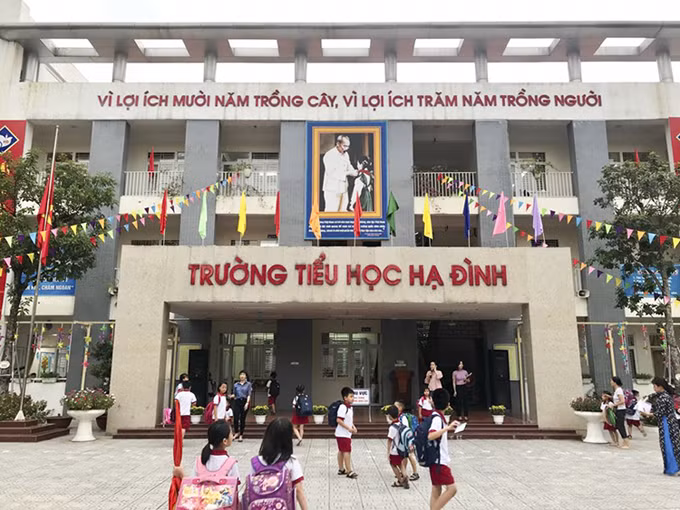 Học sinh Hạ Đình trở lại trường sau lo ngại ô nhiễm do cháy nhà máy Rạng Đông