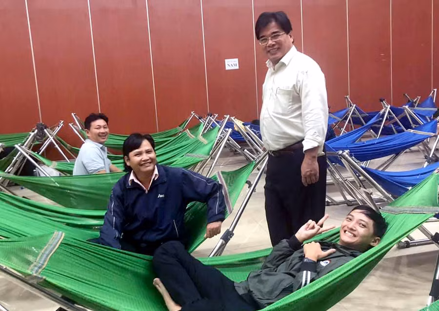 PGS.TS Đỗ Văn Dũng thăm hỏi các phụ huynh đưa con lên trường nhập học