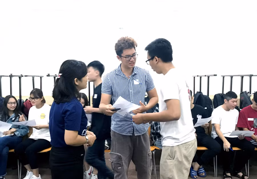 SV tham gia lớp tập huấn thảo luận với điều phối viên
