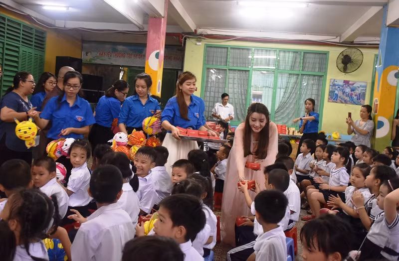 Á hậu quốc tế 2018 Đoàn Mỹ Linh hóa thân thành chị Hằng trao quà cho các em HS