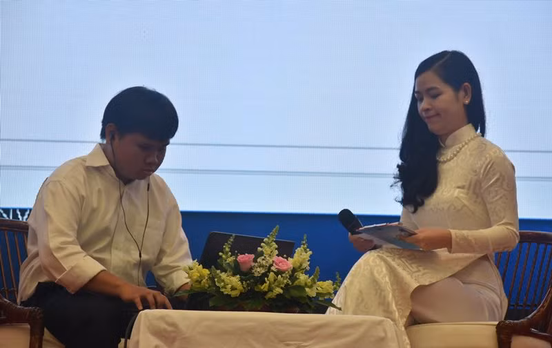 Câu chuyện về nghị lực và ý chí vươn lên của SV khiếm thị Nguyễn Thành An (trái, SV Trường ĐH Sư phạm TPHCM) chia sẻ tại khán phòng đã khiến nhiều người xúc động. An chia sẻ rất hạnh phúc khi hay tin được nhận học bổng lần này. Vì gia đình An rất khó khăn.