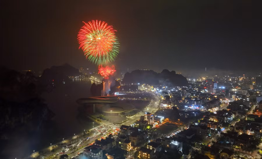 Màn pháo hoa tại TP Hạ Long trong đêm giao thừa Tết Quý Mão 2023.