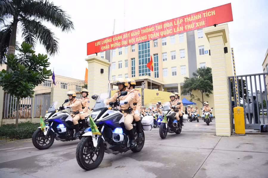 Lực lượng CSGT ra quận đảm bảo ATGT dịp Tết.