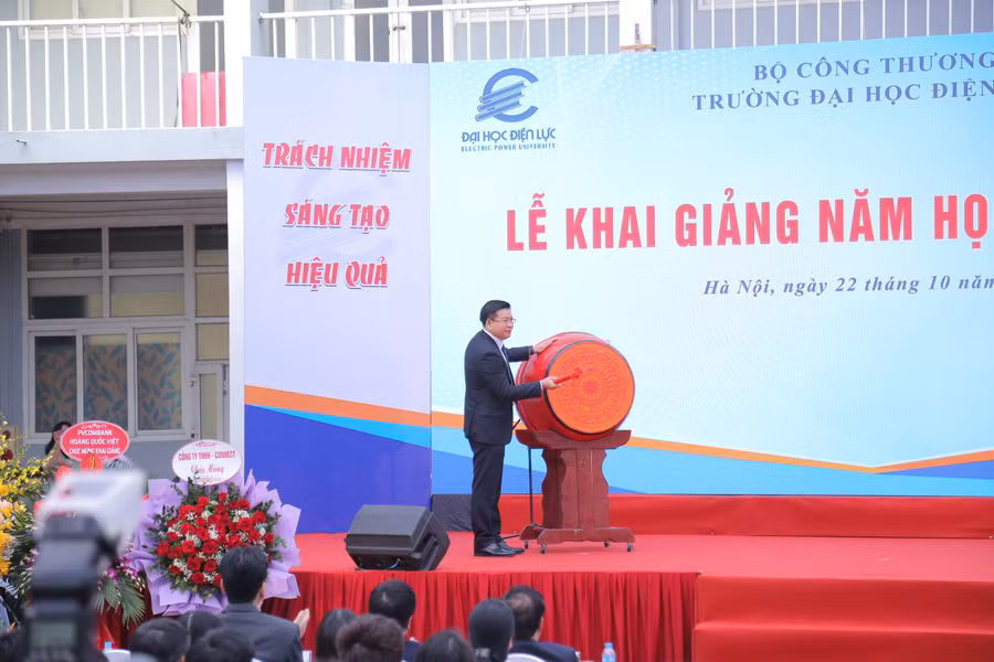 PGS.TS Đinh Văn Châu đánh trống khai giảng năm học mới 2023 -2024.