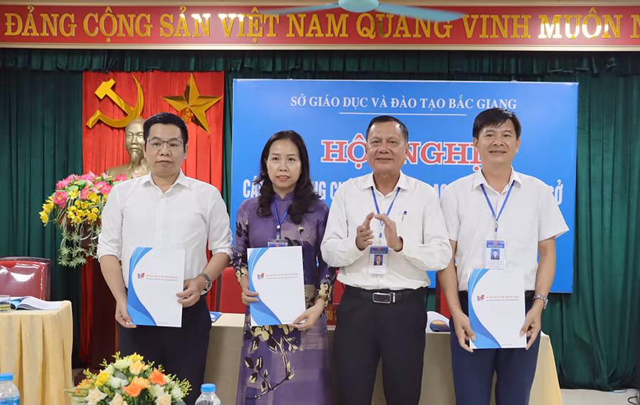 Ông Nguyễn Văn Thêm - Phó Giám đốc Sở GD&ĐT trao quyết định bổ nhiệm, bổ nhiệm lại các đồng chí lãnh đạo phòng. Ông Nguyễn Văn Thêm - Phó Giám đốc Sở GD&ĐT trao quyết định bổ nhiệm, bổ nhiệm lại các đồng chí lãnh đạo phòng.