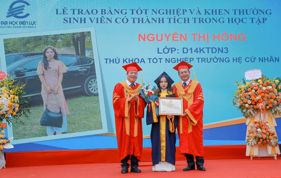 PGS.TS Vũ Đình Ngọ - Chủ tịch Hội đồng trường (bên trái) và PGS.TS Đinh Văn Châu - Quyền Hiệu trưởng trường Đại học Điện lực trao bằng tốt nghiệp và chúc mừng thủ khoa tốt nghiệp. PGS.TS Vũ Đình Ngọ - Chủ tịch Hội đồng trường (bên trái) và PGS.TS Đinh Văn Châu - Quyền Hiệu trưởng trường Đại học Điện lực trao bằng tốt nghiệp và chúc mừng thủ khoa tốt nghiệp.