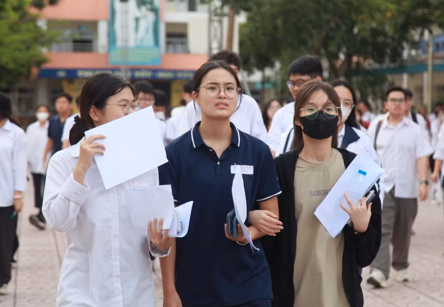 Một thí sinh đến từ Trường THPT Hoàng Văn Thụ chia sẻ: Kết quả làm bài môn Toán chưa đạt được kỳ vọng của em do có khoanh bừa một số câu, một số dạng bài em đã gặp rồi nhưng không nhớ. Em sẽ cố gắng hết sức trong buổi thi còn lại.