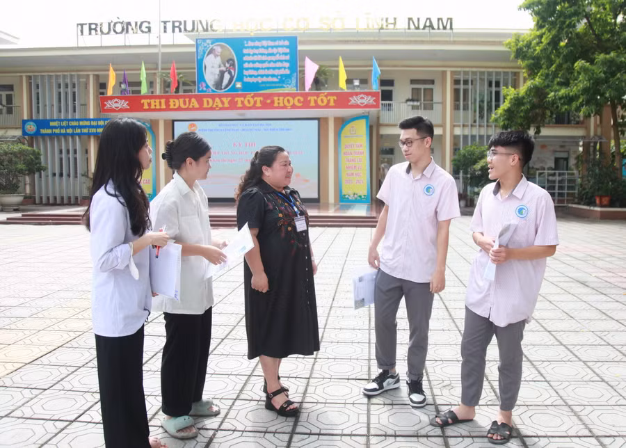 Cô Trần Lệ Khanh - Hiệu trưởng Trường THCS Lĩnh Nam, Phó điểm trưởng Điểm thi Trường THCS Lĩnh Nam (quận Hoàng Mai) động viên thí sinh dự thi.