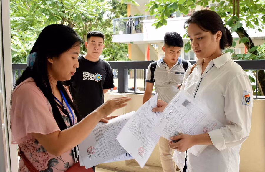 Giám thị gọi thí sinh vào phòng thi.