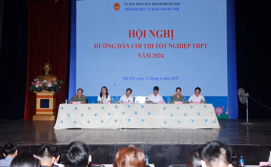 Lãnh đạo Sở GD&ĐT Hà Nội và đại diện Công an thành phố Hà Nội chủ trì hội nghị. Lãnh đạo Sở GD&ĐT Hà Nội và đại diện Công an thành phố Hà Nội chủ trì hội nghị.