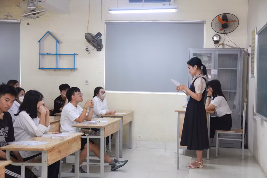 Nghiêm túc phổ biến quy chế thi cho thí sinh.