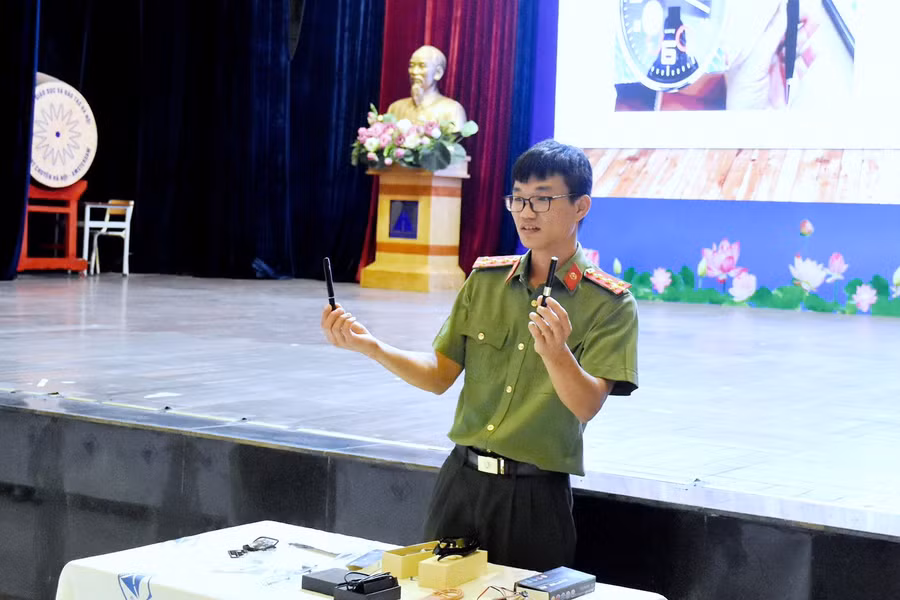 Cán bộ công an thành phố Hà Nội hướng dẫn các cán bộ coi thi cách phát hiện những thiết bị công nghệ cao dùng để gian lận thi. Cán bộ công an thành phố Hà Nội hướng dẫn các cán bộ coi thi cách phát hiện những thiết bị công nghệ cao dùng để gian lận thi.
