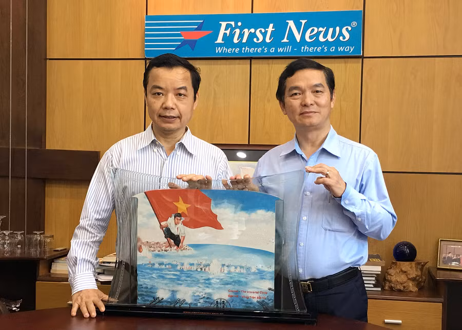 Ông Nguyễn Văn Phước - GĐ First News Trí Việt và ông Lê Viết Hải -Chủ tịch HĐQT, Tổng GĐ Công ty Xây dựng Hòa Bình - bên phiên bản bức tranh thực hiện bằng cát bằng cát lấy từ Trường Sa do nghệ Nhân Ý Lan thực hiện