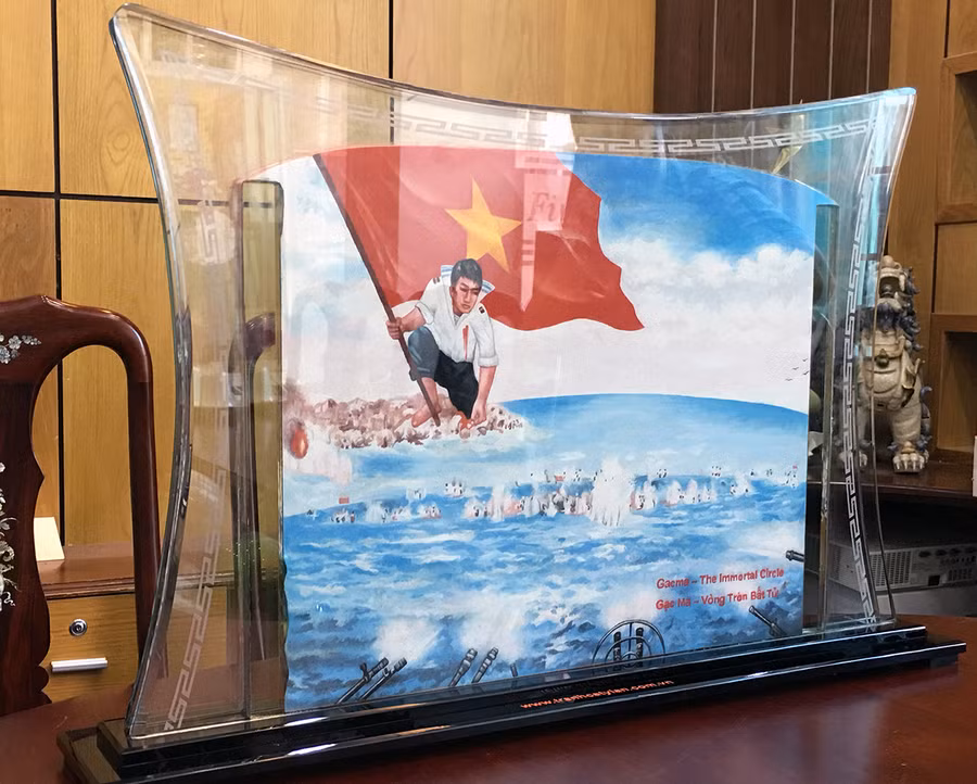 Bức tranh cát "Gạc Ma - Vòng tròn bất tử" được nghệ nhân Ý Lan thực hiện theo nguyên mẫu bức tranh sơn dầu Gạc Ma - Vòng tròn bất tử của họa sĩ Bùi Lệ Trang