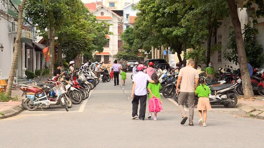 “Xếp hàng đón con” là mô hình hay góp phần đảm bảo trật tự ATGT, văn hóa học đường.