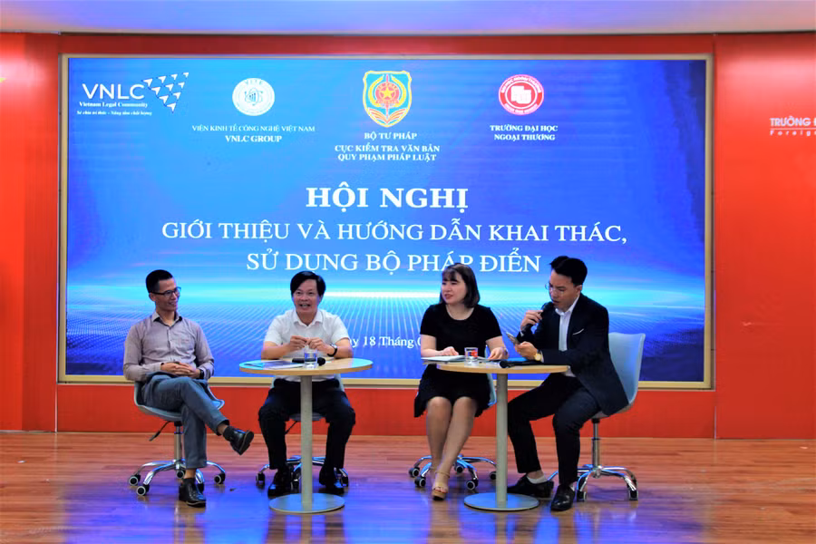 Các diễn giả tham gia trao đổi, thảo luận và giải đáp những câu hỏi của người sử dụng Bộ pháp điển. Các diễn giả tham gia trao đổi, thảo luận và giải đáp những câu hỏi của người sử dụng Bộ pháp điển.